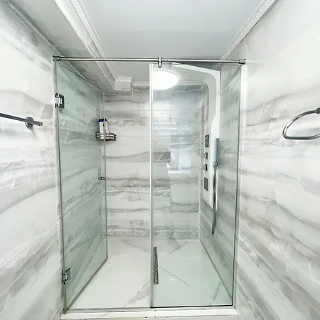Old Town Retreat No 8 - - Half Ground Level With Windows - Demisol Apartment Bukarest