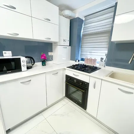 Old Town Retreat No 8 - - Half Ground Level With Windows - Demisol Apartment Bukarest