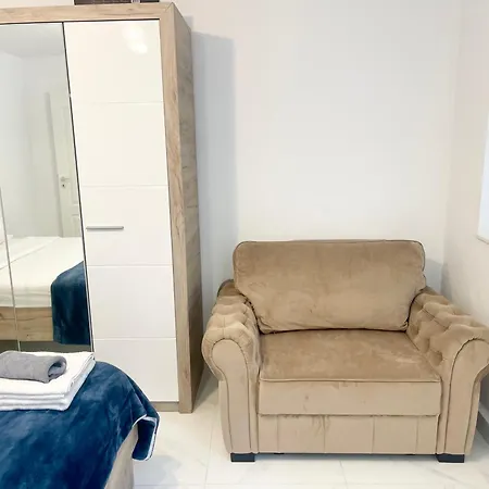 Old Town Retreat No 8 - - Half Ground Level With Windows - Demisol