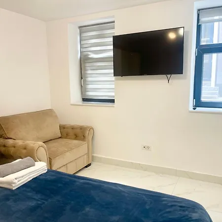 Old Town Retreat No 8 - - Half Ground Level With Windows - Demisol Apartment *