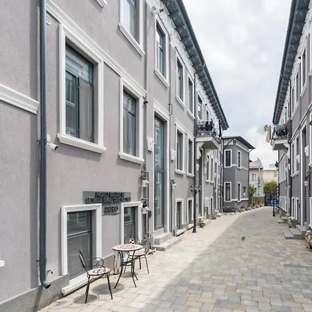 Old Town Retreat No 8 - - Half Ground Level With Windows - Demisol Appartement Boekarest