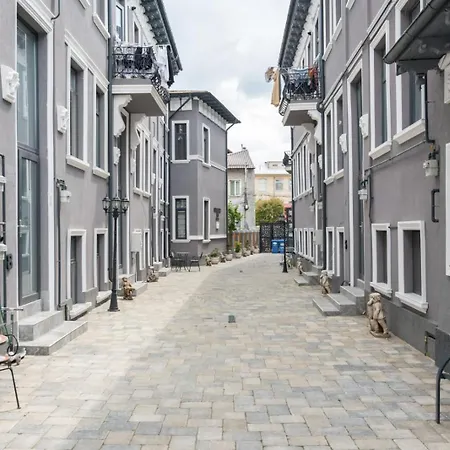 Apartment Old Town Retreat No 8 - - Half Ground Level With Windows - Demisol