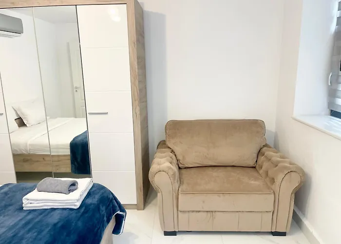 Old Town Retreat No 8 - - Half Ground Level With Windows - Demisol