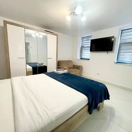 Apartment Old Town Retreat No 8 - - Half Ground Level With Windows - Demisol