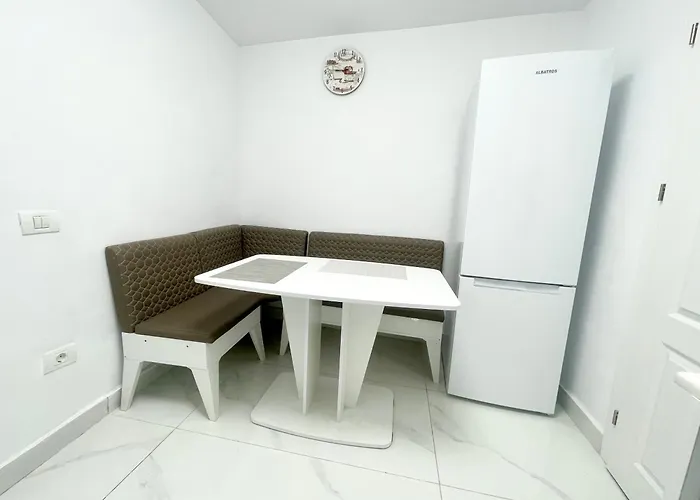 Old Town Retreat No 8 - - Half Ground Level With Windows - Demisol Apartment *